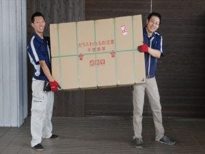 自立型ダンボールの持ち方