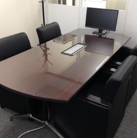 オフィスの会議室用ガラス - テーブル天板用強化ガラス／会議室のテーブルに①