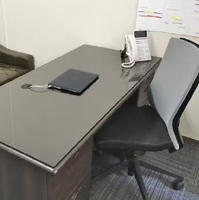 オフィスの会議室用ガラス - テーブル天板用強化ガラス／オフィスのテーブルに