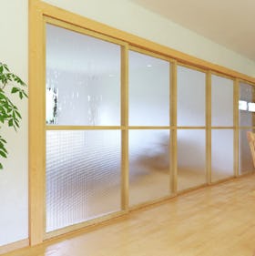 オフィスのワークスペース用ガラス - 木製ガラス引き戸／ワークスペースの扉に③
