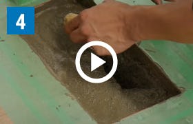(4)フロアヒンジをモルタルで埋め戻し固定する② - オフィス・店舗用ガラスドアの取付動画