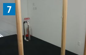 (7)開閉を確認して調整 - オフィス・店舗用ガラスドアの取付動画