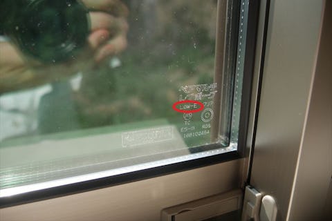 日本板硝子製の「ペアマルチ」 - ガラスの端に「Low-E」の印字がある