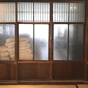旅館の客室の引き戸に「昭和型板ガラス」を使用した事例(2)