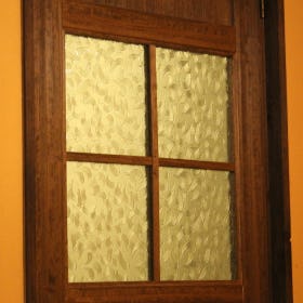 旅館のドア窓に「昭和型板ガラス」を使用した事例(2)