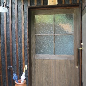 旅館のドア窓に「昭和型板ガラス」を使用した事例(1)