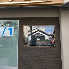 店舗の窓にポリカーボネート平板を使用した事例(2)