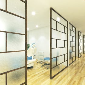 病院の治療室の間仕切りに「デザインガラスのパーテーション」を使用した事例