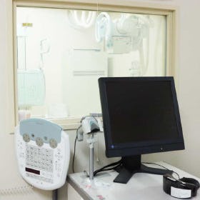 病院の放射線室の窓に「鉛ガラス(放射線遮蔽ガラス)」を使用した事例(2)