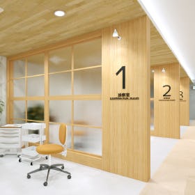 病院の診察室の間仕切りに「デザインガラスのパーテーション」を使用した事例