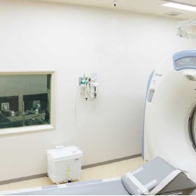 病院の放射線室の窓に「鉛ガラス(放射線遮蔽ガラス)」を使用した事例(1)