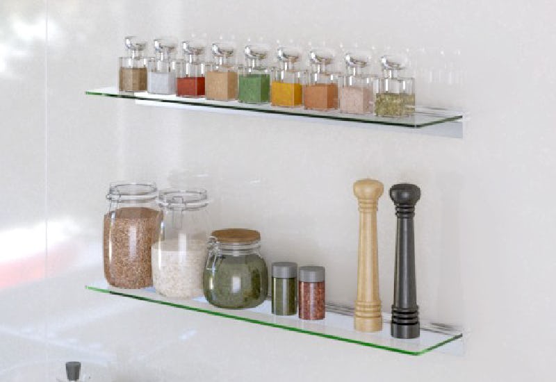キッチンの調味料置きにガラス棚板「シェルフ受けセット レールタイプ」を使用した事例
