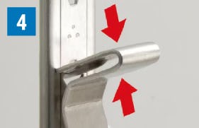 ガラス棚板「ステンレス棚柱セット」の取付方法④ - 矢印部分を指でつまみながら、下側を穴に押し込んで完成
