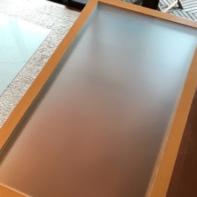 リビングのテーブルにテーブル天板 強化ガラス(フロスト)を使用した事例
