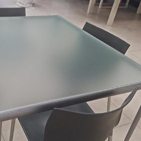 ショールームのテーブルにテーブル天板 強化ガラス(フロスト)を使用した事例