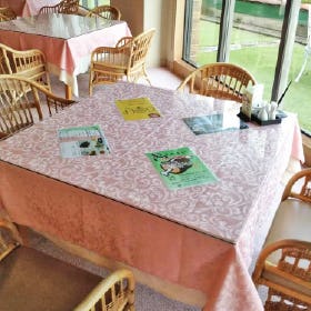 レストランのテーブルにテーブル天板 強化ガラス(ハイクリア)が使用された事例(2)