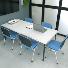 会議室の机にテーブルマット用アクリル(クリア)が使用された事例(2)