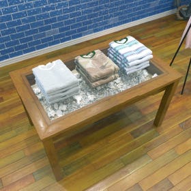 商品陳列用のテーブルにテーブル天板 強化ガラス(クリア)が使用された事例