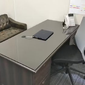オフィスのデスクにテーブル天板強化ガラス(ハイクリア)が使用された事例