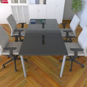 ミーティングスペースの机にテーブルマット用 アクリル(クリア)が使用された事例