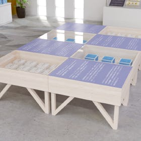 ディスプレイ用の机にテーブル天板 強化ガラス(ハイクリア)が使用された事例