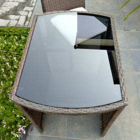 レストランのテラス席のテーブルにテーブル天板用 強化ガラス(ブラック)が使用された事例