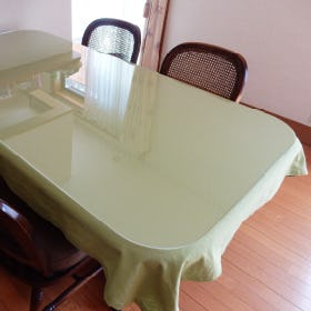ダイニングテーブルの天板にアクリル(クリア)が使用された事例(2)