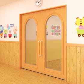 保育園・幼稚園のドア窓にアクリルが使用された事例(2)