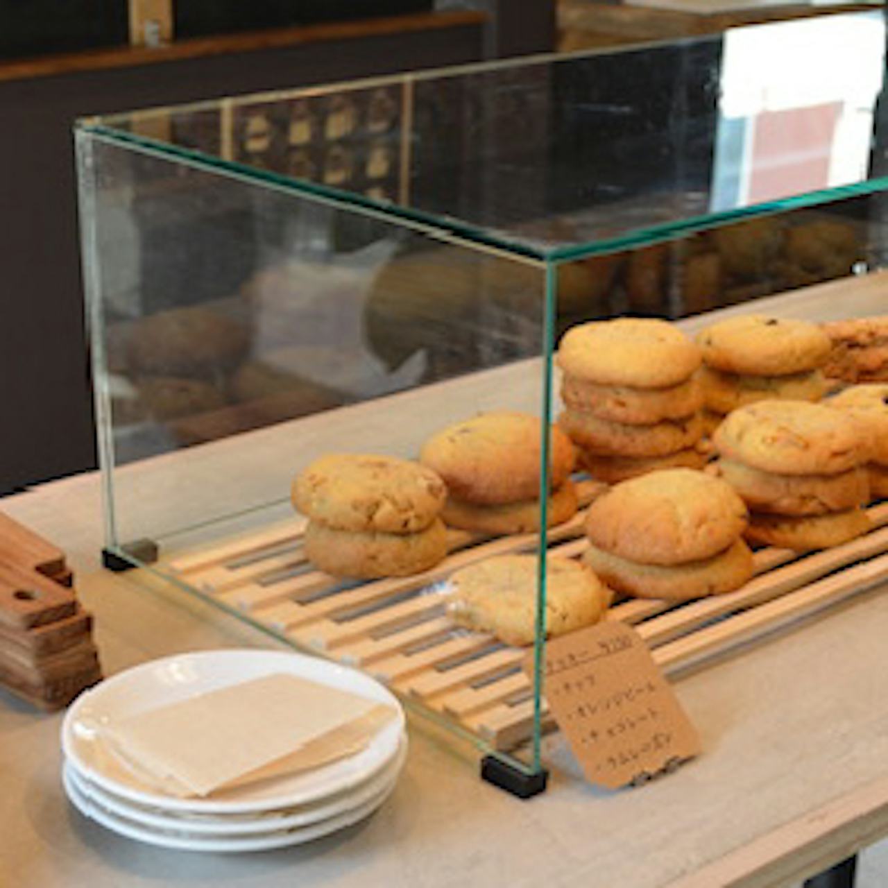 焼き菓子のショーケースに、ガラスケースを製作した事例