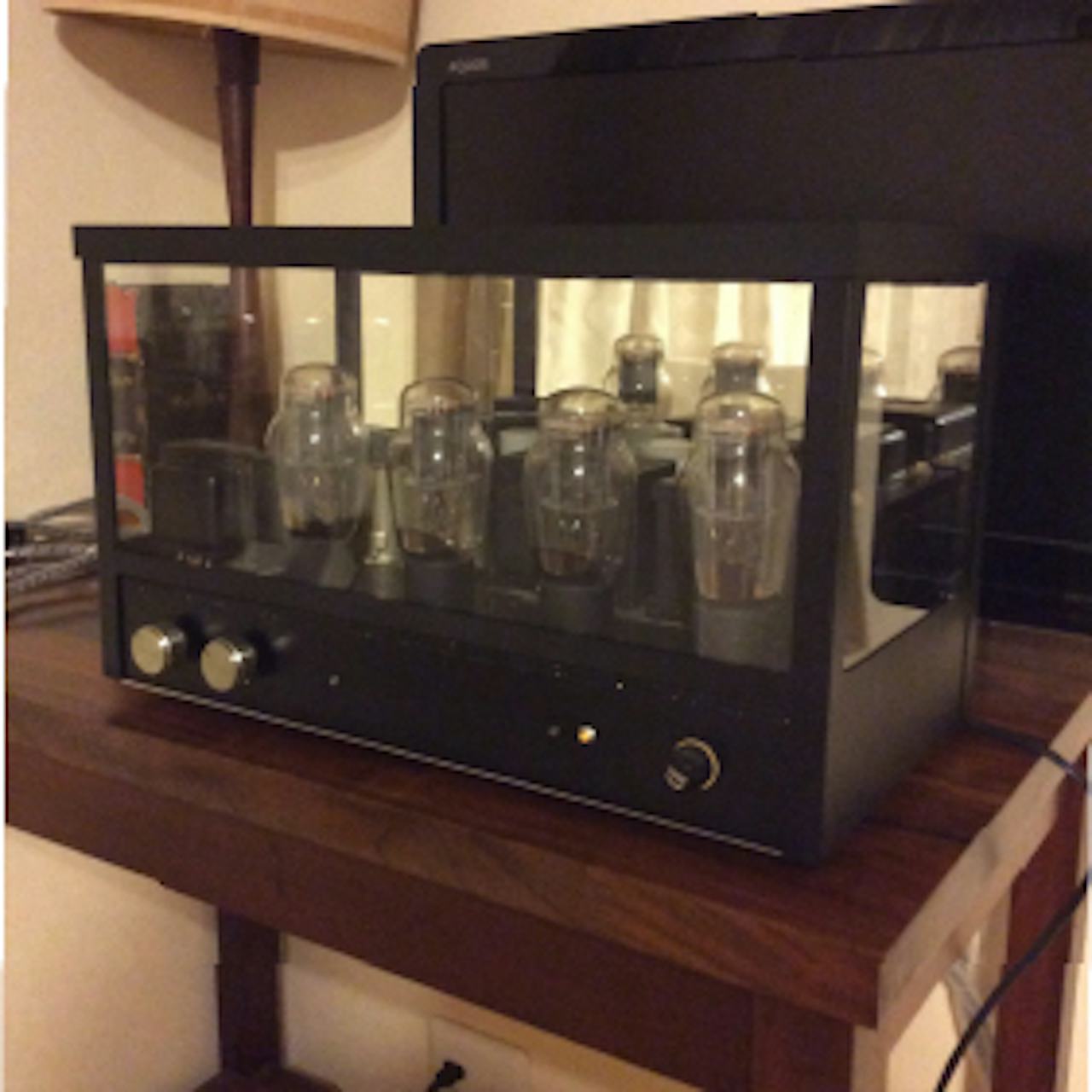 オーディオ機器のショーケース用に、ガラスケースを造作した事例