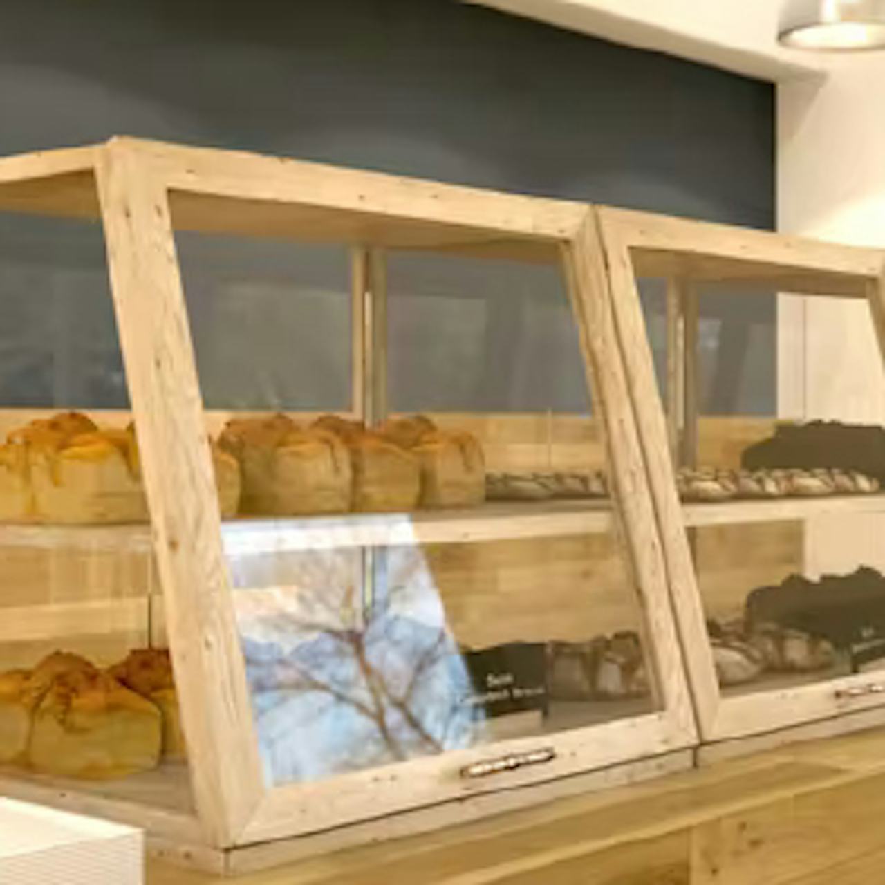 パン屋のショーケース用に、ガラスケースを造作した事例