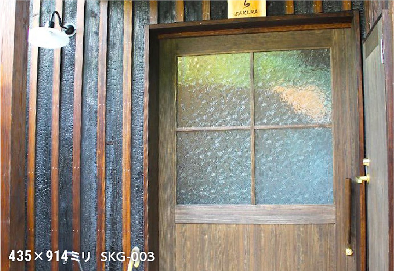 古民家風旅館のドア窓に「昭和型板ガラス」を使用した事例