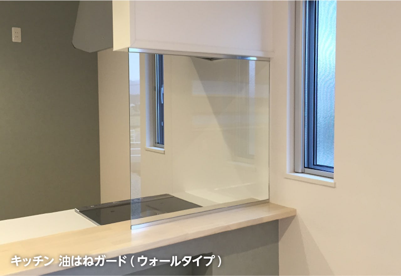 キッチンの間仕切りにガラス壁を使用した事例