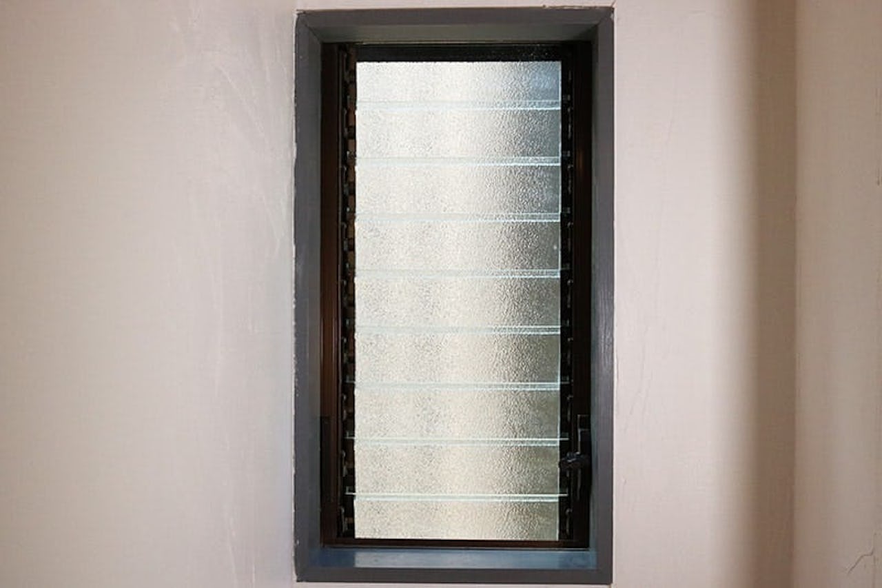 閉じたルーバー窓(型板ガラス)