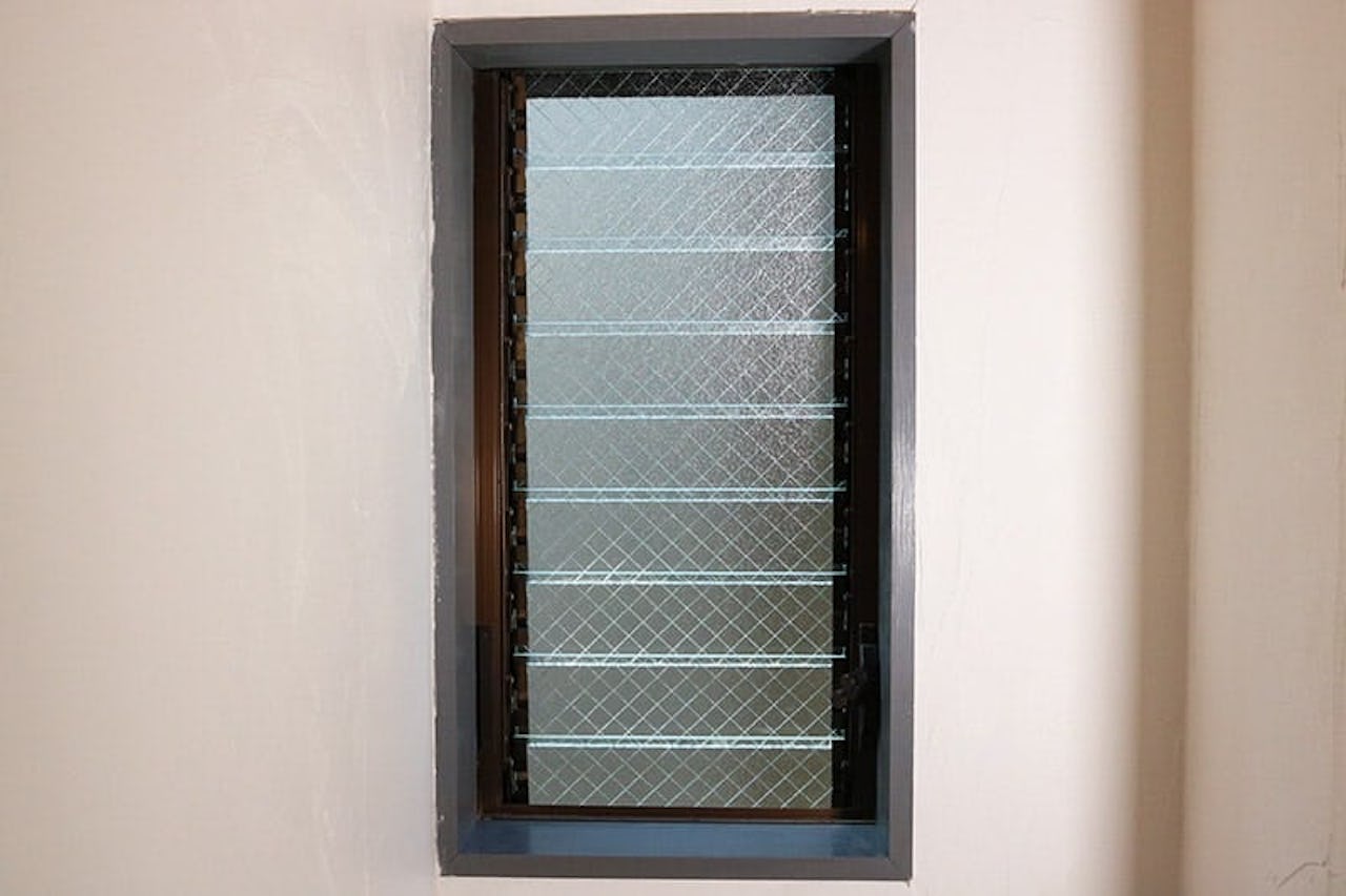 閉じたルーバー窓(網入り型板ガラス)