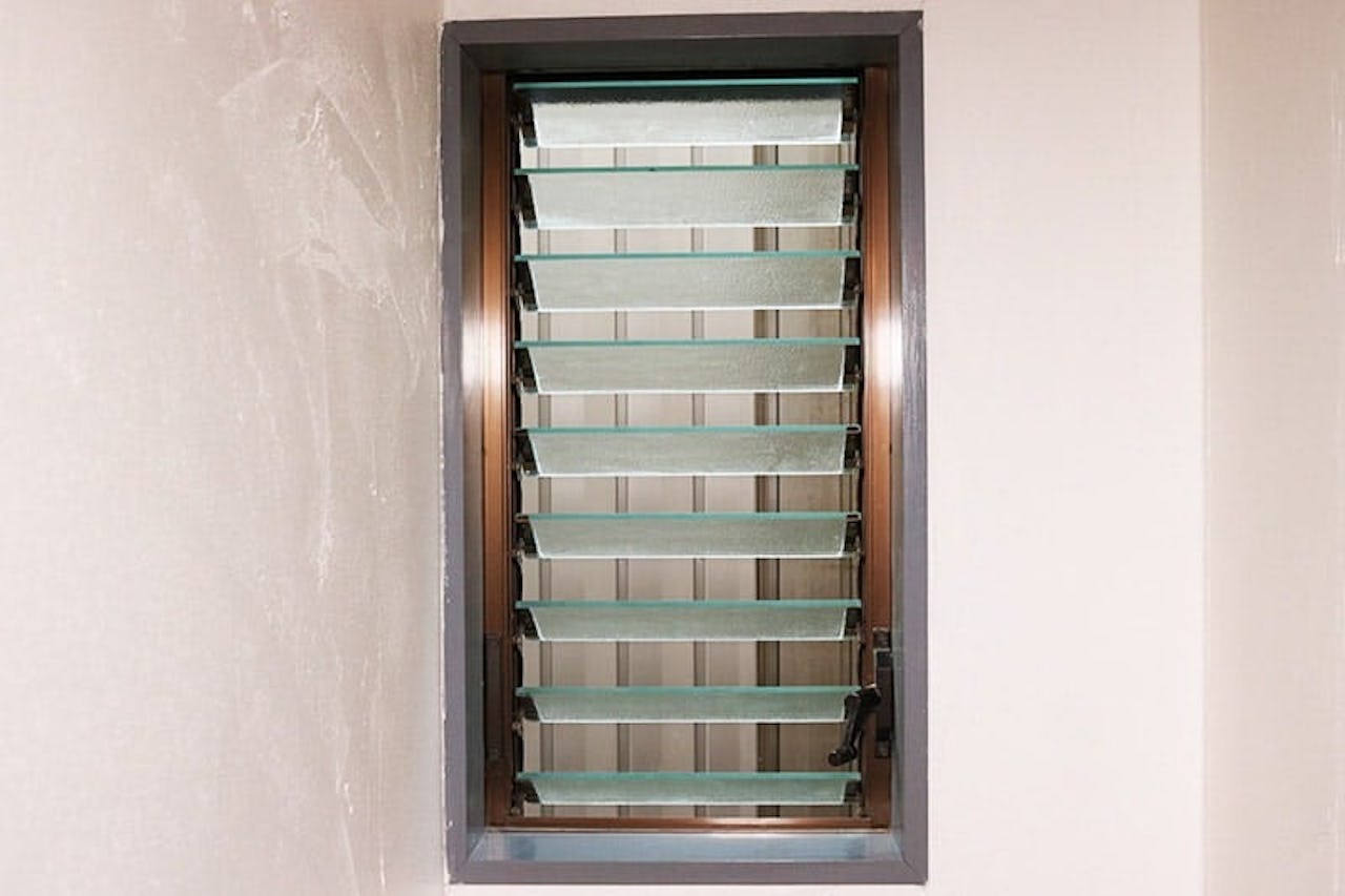 開いたルーバー窓(型板ガラス)