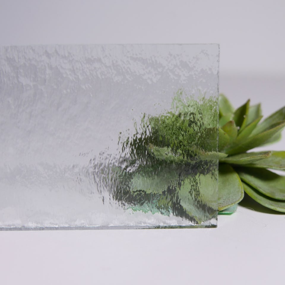 光を入れつつ、窓ガラスの目隠しができる「型板ガラス(霞)」