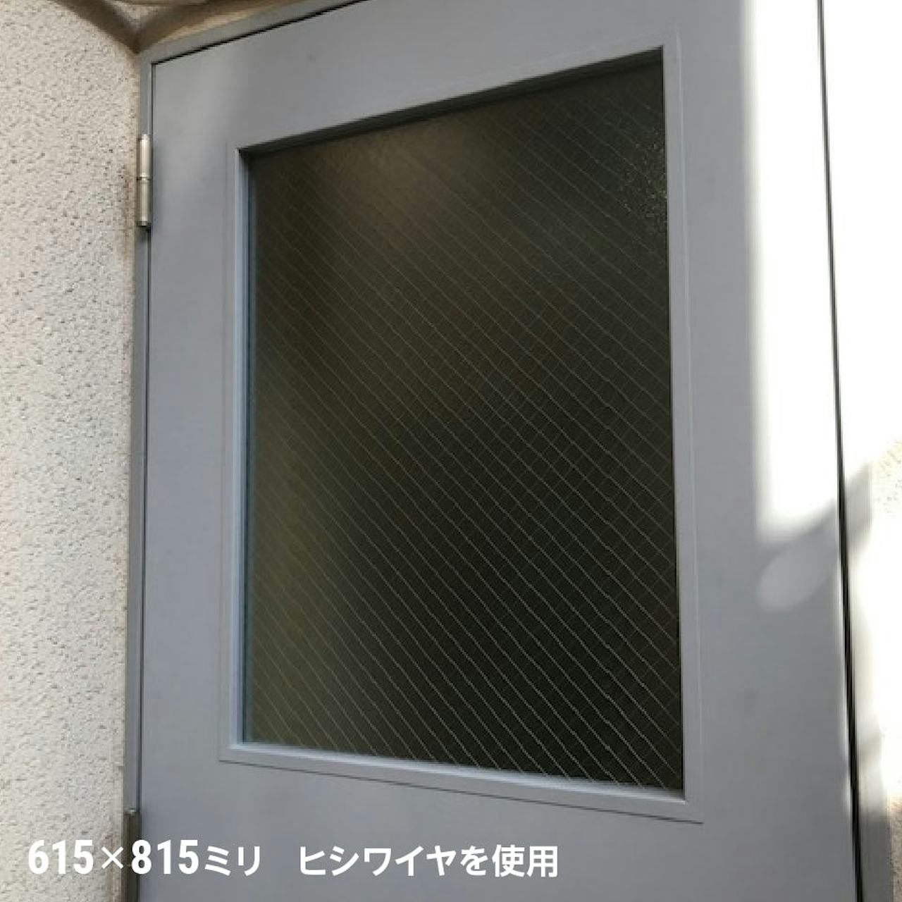 事務所の扉窓に、台風・地震対策におすすめの「網入りガラス」を使用した事例