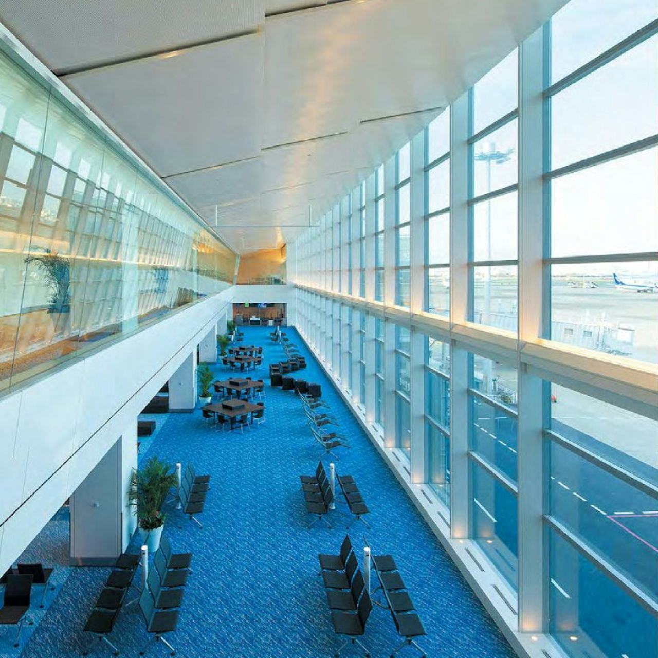 地震や台風に強い窓ガラス「フィルムガラス」を空港の窓に使用した事例