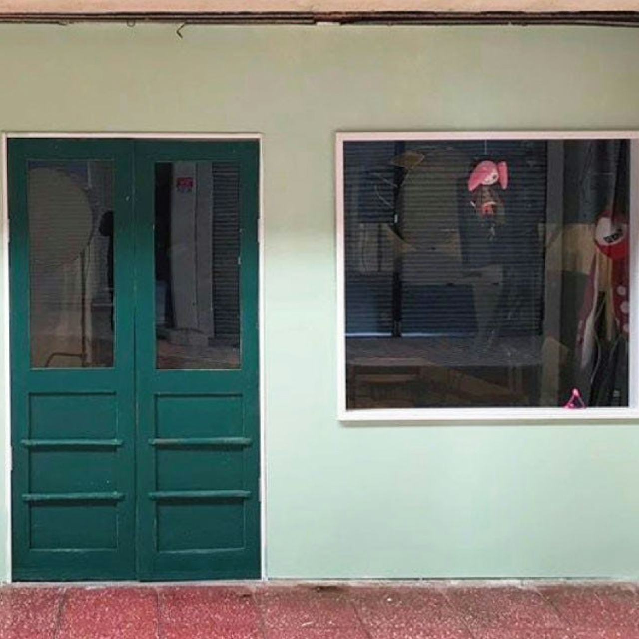 台風・地震対策におすすめの窓ガラス「強化ガラス」を、店舗の窓に使用した事例