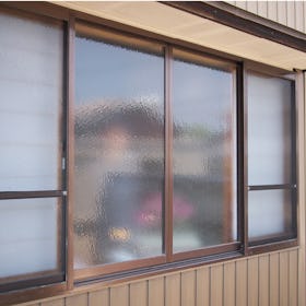 型板ガラス - 使用事例：外に面する窓や室内窓・小窓に