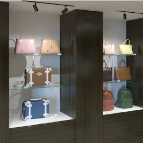 ガラス棚板(フロートガラス) - 使用事例:店舗の商品棚に