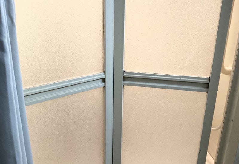 樹脂ガラス (両面梨地クリア)／浴室の折れ戸に使用した事例