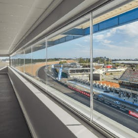 クリアサイトⅡ(低反射ガラス) - 使用事例:スポーツ観戦施設の窓ガラスに