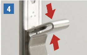 透明ガラス:ステンレス棚柱セット - 取付方法④矢印部を指でつまみながら下側の穴に押し込む