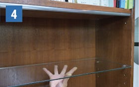 「透明ガラス:棚受けダボセット(木地用)」の取り付け方④/ガラス板を載せる