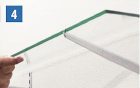 ガラススリット棚(強化ガラス)の取付方法④/強化ガラスを棚受けにセットする