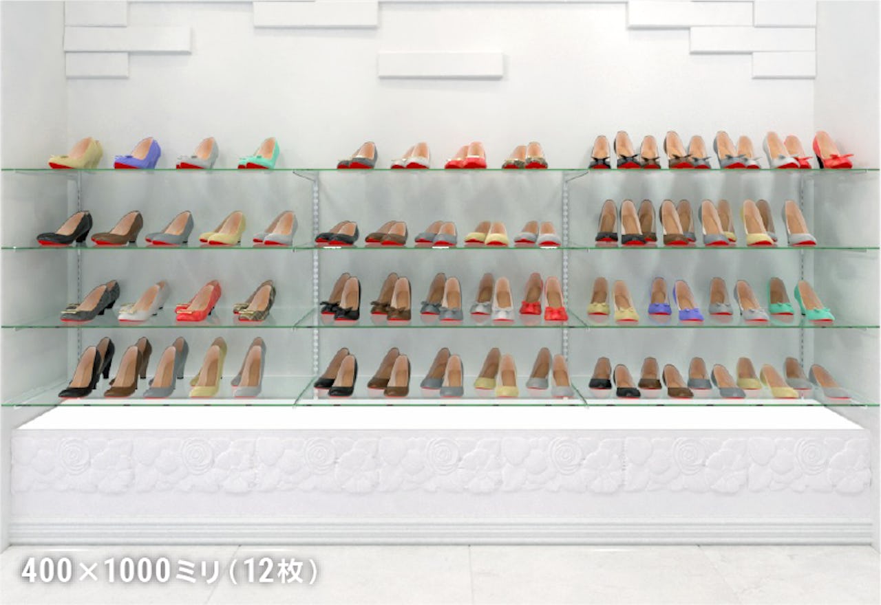 靴の商品棚として強化ガラスのスリット棚を壁付けした事例