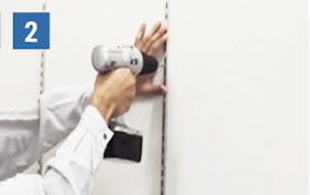 ガラススリット棚(強化ガラス)の取付方法②/スリット支柱をビス止めする