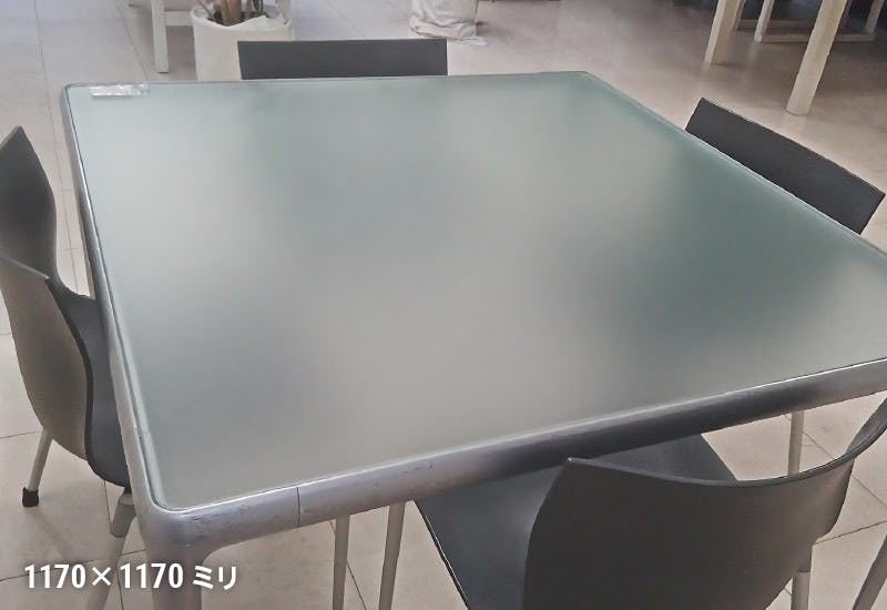 ショールームのテーブルに「テーブル天板用 強化ガラス(フロスト)」を使用した事例